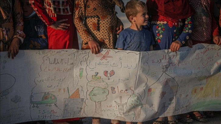 İdlib'de kamplardaki çocuklar, yunak yuva özlemlerini 75 metrelik mesajla aktardı