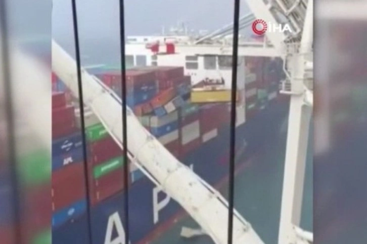 Şiddetli rüzgar nedeniyle yük gemisindeki konteynerler denize düştü
