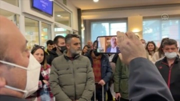 Dışişleri Bakanı Çavuşoğlu, Ukrayna'dan Polonya'ya gelen Türk vatandaşlarıyla görüştü