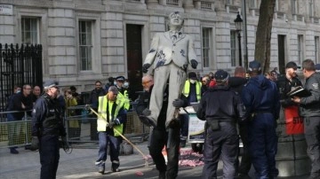 Greenpeace üyeleri Londra’da hisse senedi yaptı